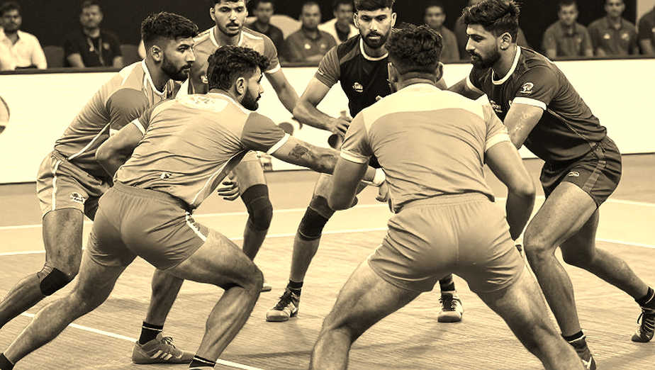 नीलामी ने रेडरों को अमीर बनाया, ट्रॉफ़ियाँ कॉर्नरों ने उठाईं
